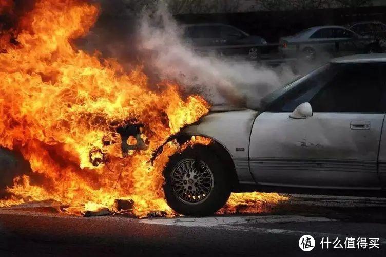 每天烧7辆车，5年后自燃风险大增！新能源车淘汰燃油车成笑话？