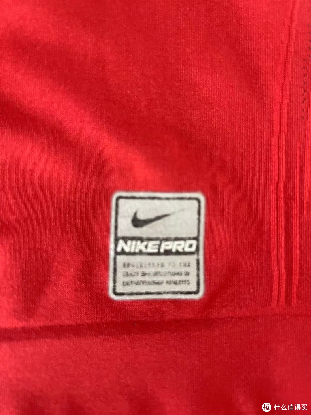 已经十分斑驳的NIKE PRO系列标，这个是当年对标adidas formotion系列提供给专业运动员的装备系列，当然现在也下放了