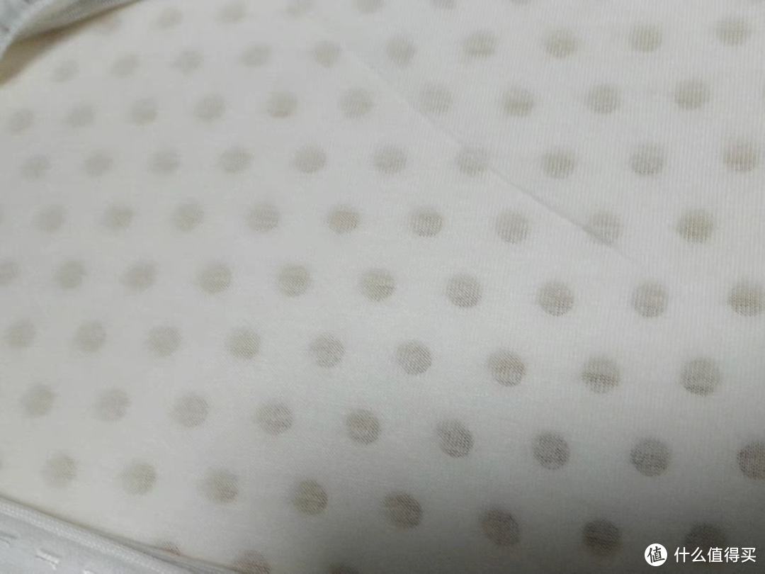 富安娜乳胶枕头是一款来自泰国的原液进口天然乳胶枕