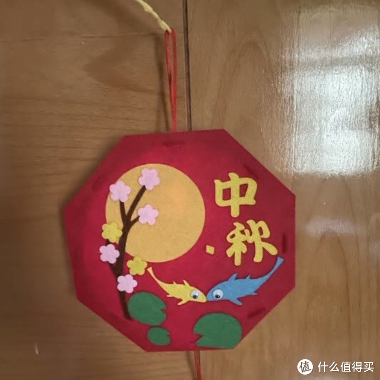 手提花灯是中秋节独具特色的传统艺术品