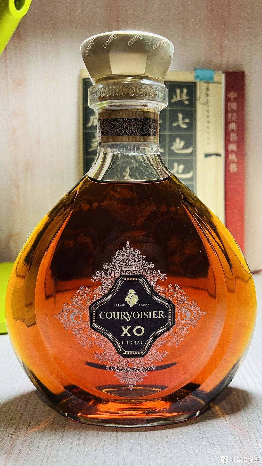 瓶口封膜有COURVOISIER 印花，若是回收瓶造假，封膜往往无印花