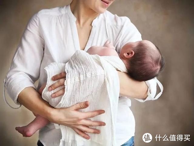 哺乳时宝宝一边吃奶，另一边却自动流出来，这是怎么回事？