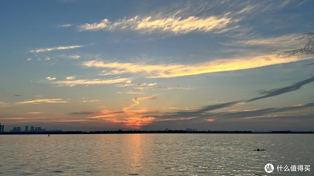 划着桨板船在湖中心欣赏美景，太惬意