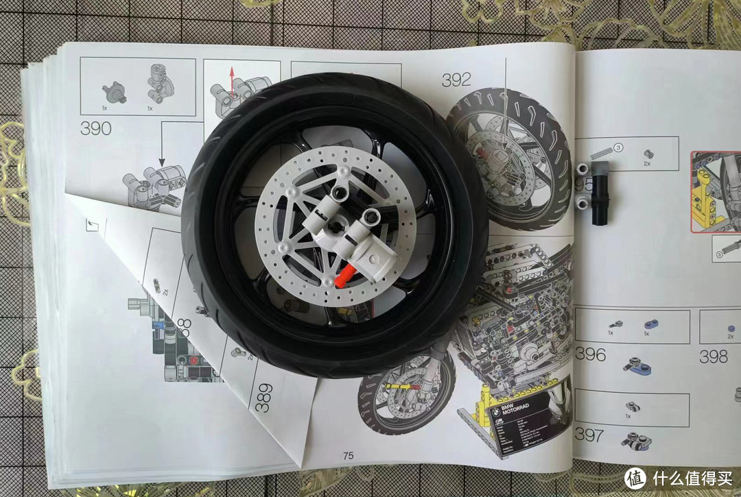 宝马M1000RR摩托车积木玩具，仿真度很高，大人小孩都喜欢的玩具。