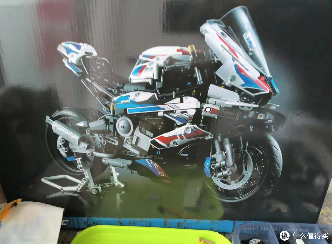 宝马M1000RR摩托车积木玩具，仿真度很高，大人小孩都喜欢的玩具。