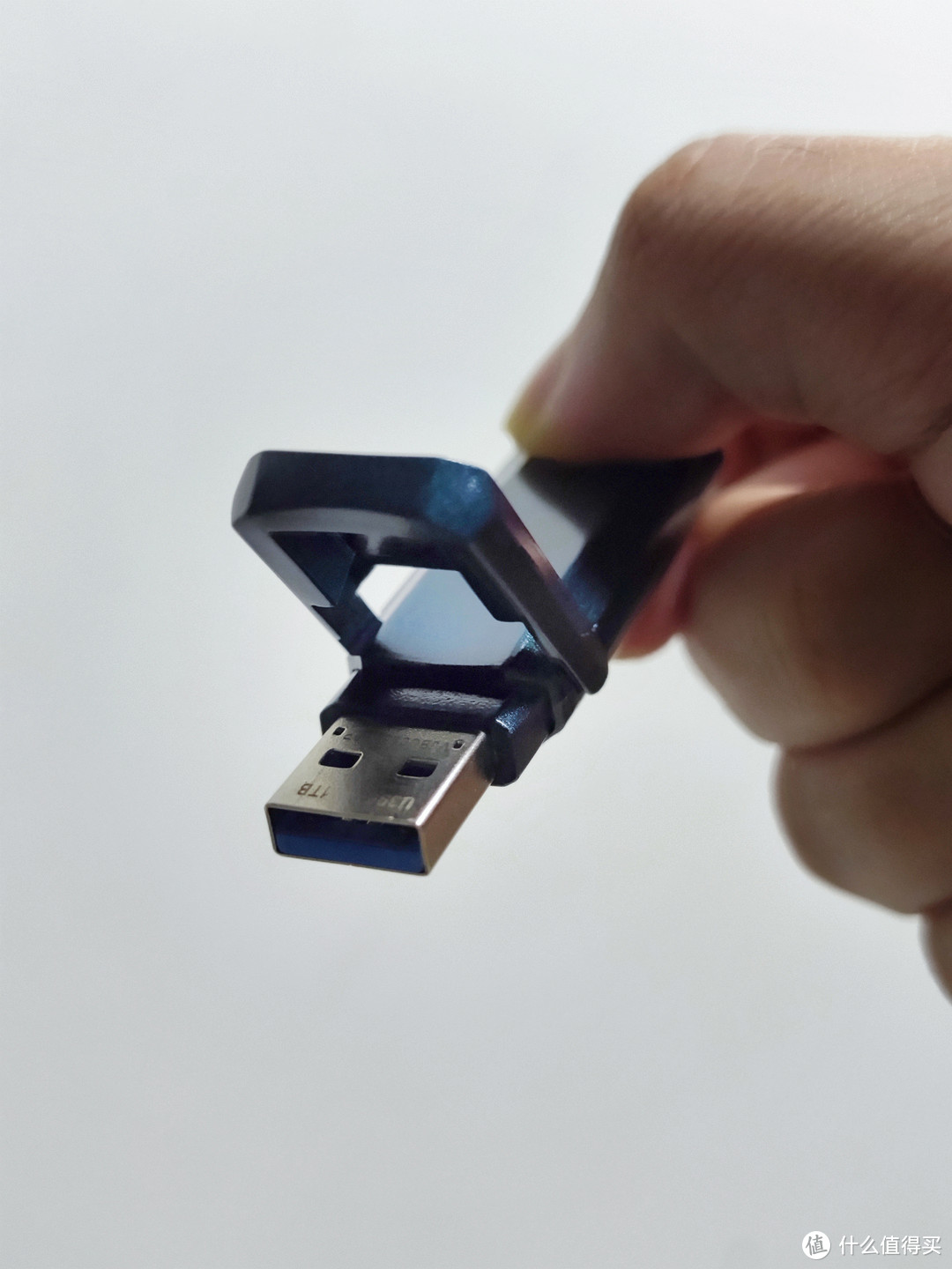 USB端口有一个金属上翻帽的设计
