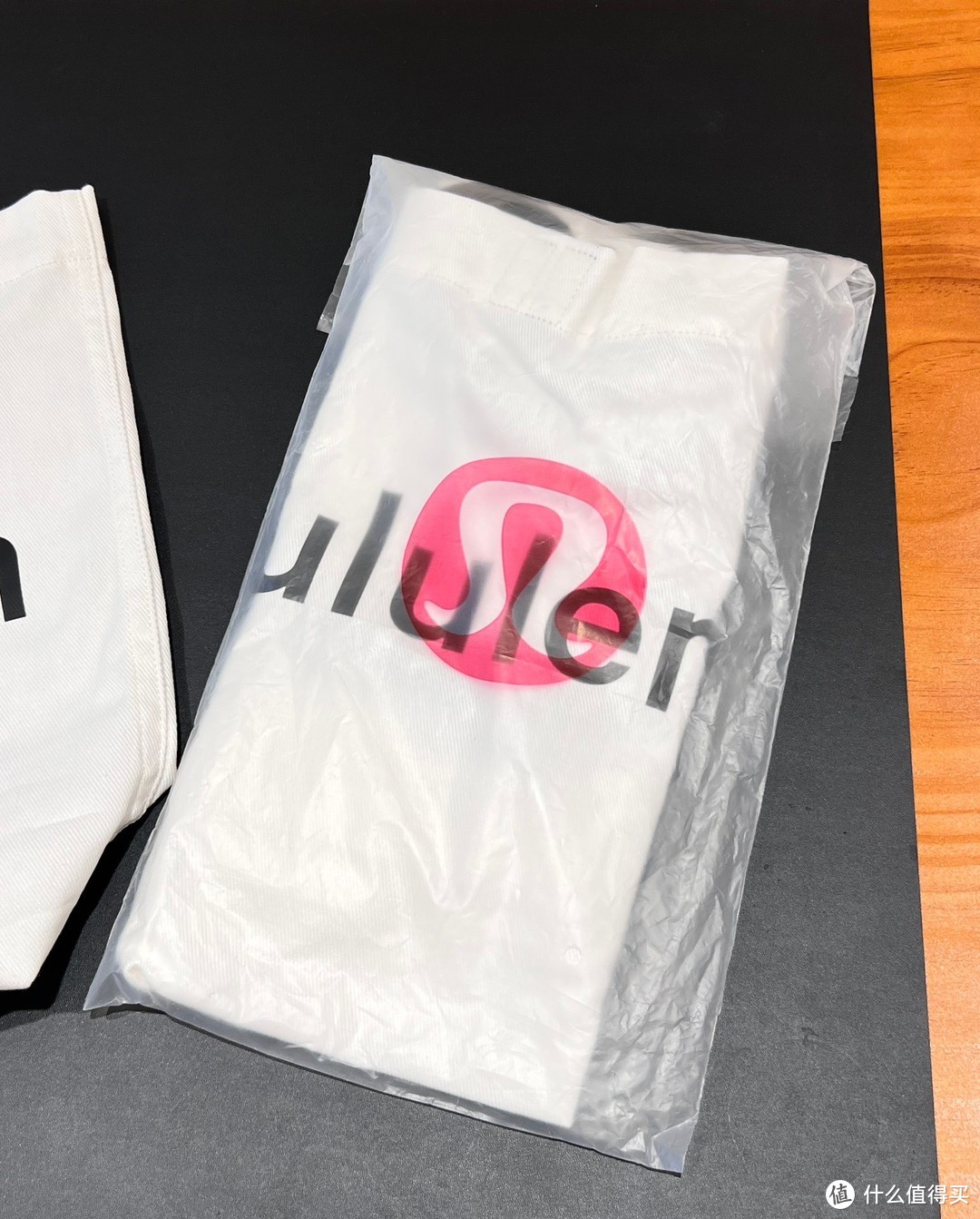 Lulu帆布包包值80，logo