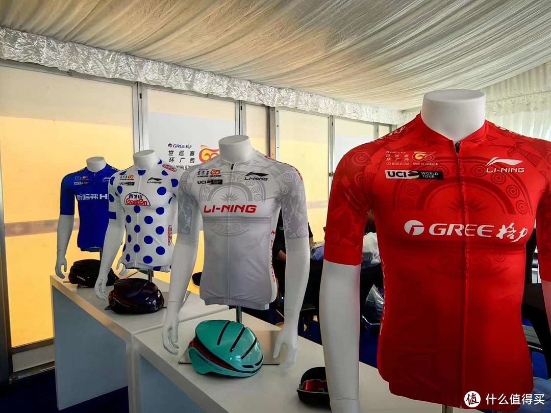 本届环广西自行车赛的四件荣誉衫