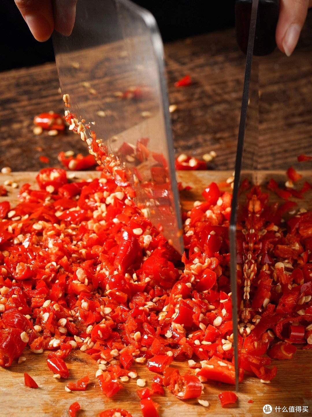 「剁椒酱的做法」:制作简单、口感独特的剁椒酱，只需几步即可完成！