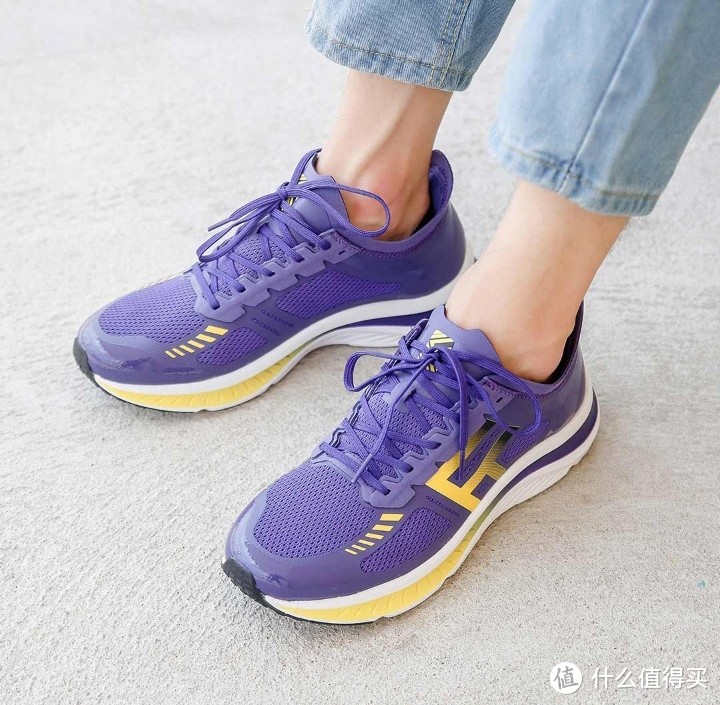  慢跑最重要的装备就是一双好的跑鞋了，今天跟大家分享几款性价比不错的跑鞋。
