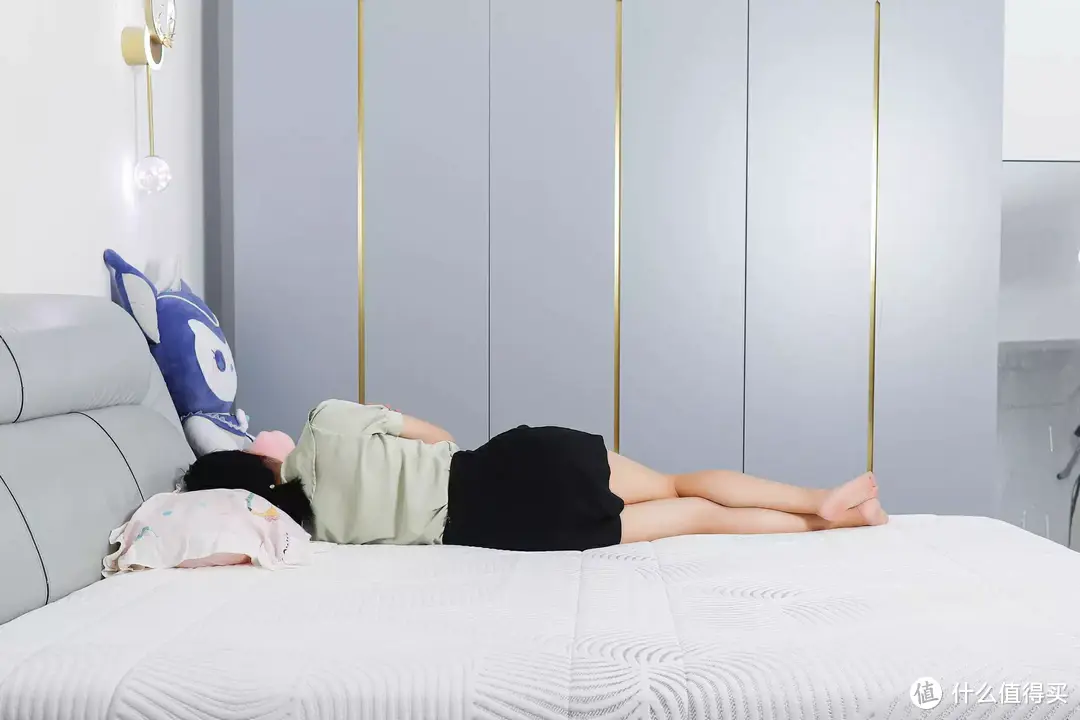 睡了一周：能带来“深度睡眠”的8H小金刚护脊乳胶弹簧床垫