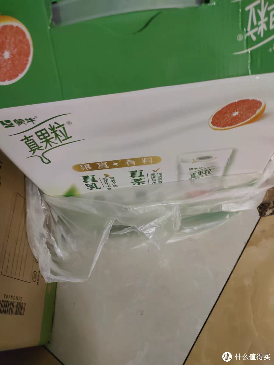 蒙牛真果粒红柚四季春缤纷果粒牛奶饮品的主要原料是新鲜的红柚和四季春