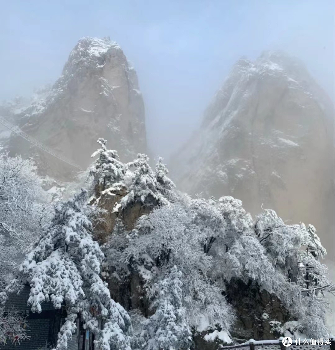 纤云遮天千百里，雾起霞尉锁山巅