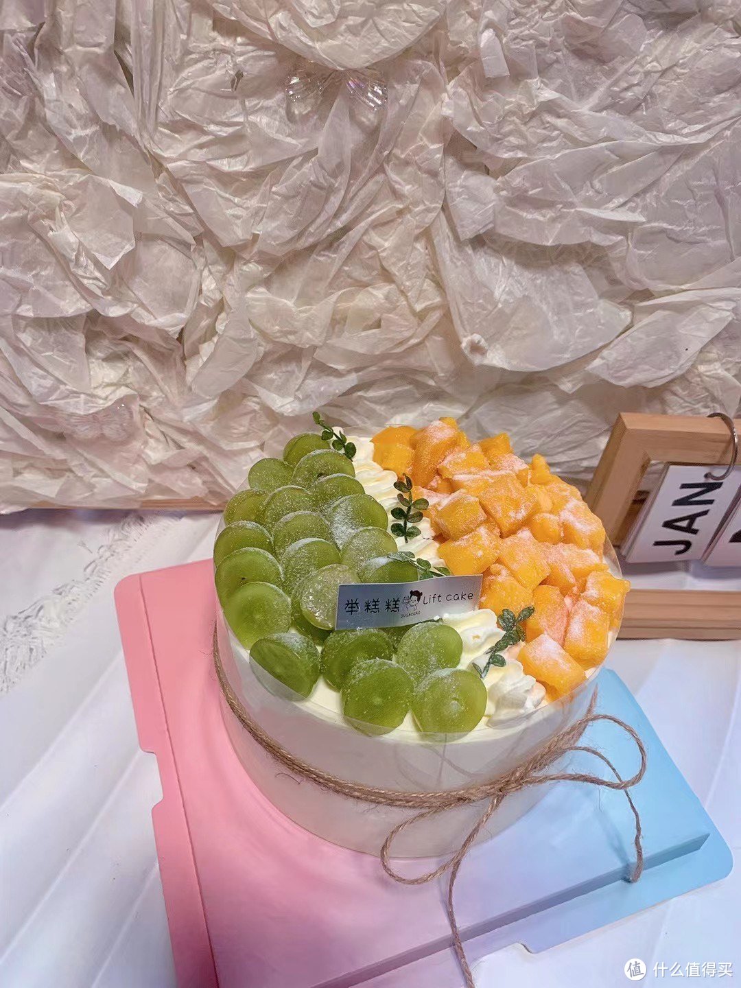颜色鲜艳的水果蛋糕