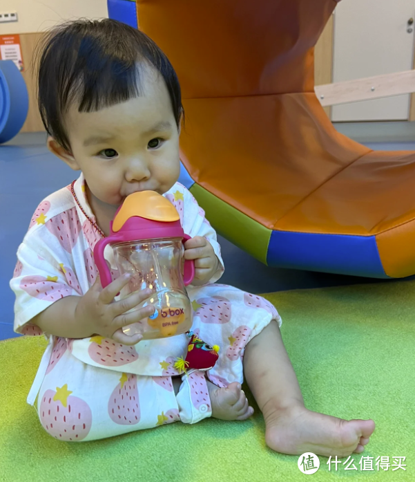 宝宝的第一个吸管杯 养成喝水好习惯