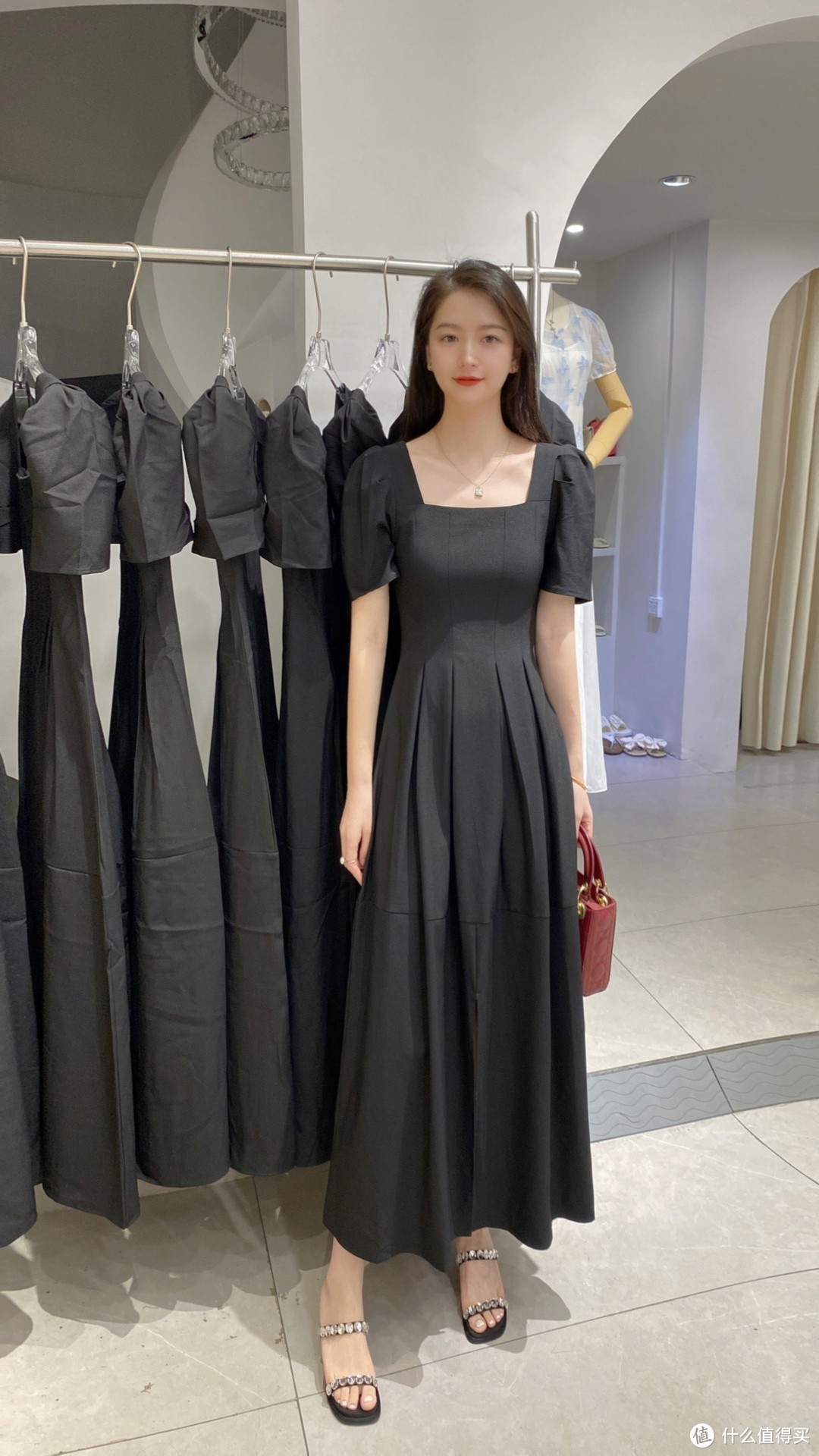 秋风中的法式经典——秋季新款黑色连衣裙