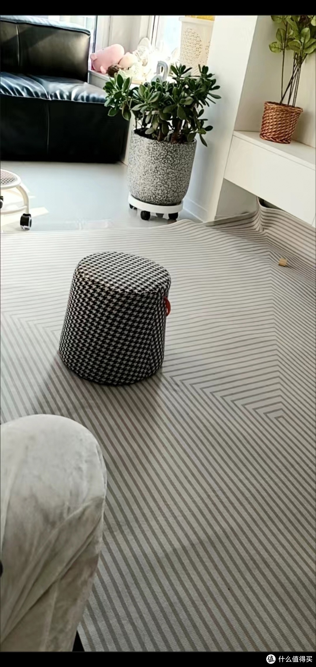几何造型纯白短绒地毯：纯白几何图案，舒适亲肤，不掉毛