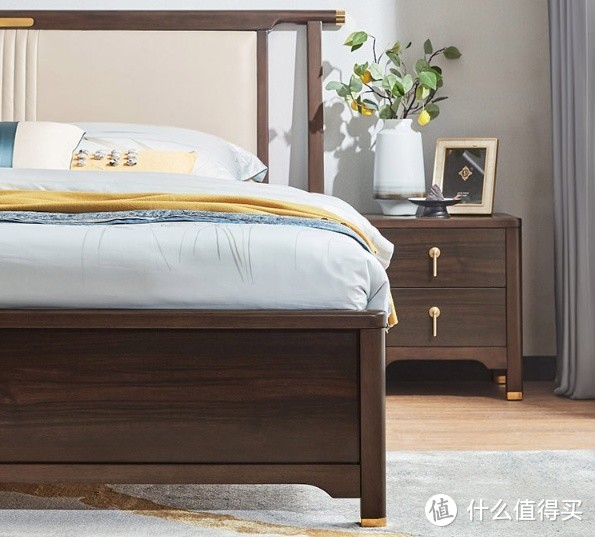 创新设计，实用美观的林氏家居新中式床头柜