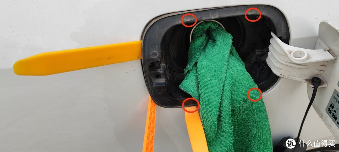 拧开油箱盖，用毛巾塞住防止异物掉进油箱