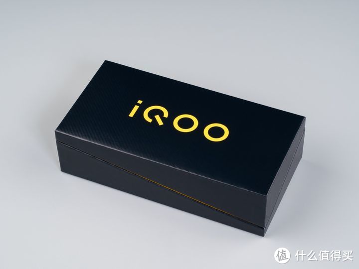 iQOO Z8，一台超有颜的千元级LCD全能机