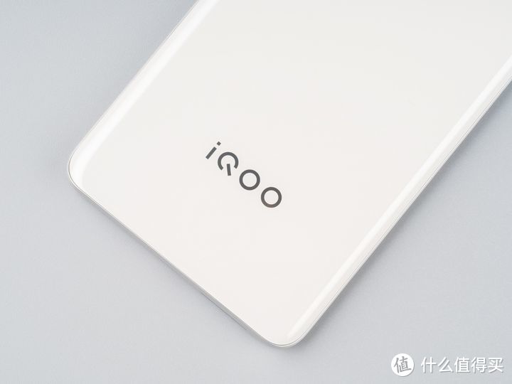 iQOO Z8，一台超有颜的千元级LCD全能机