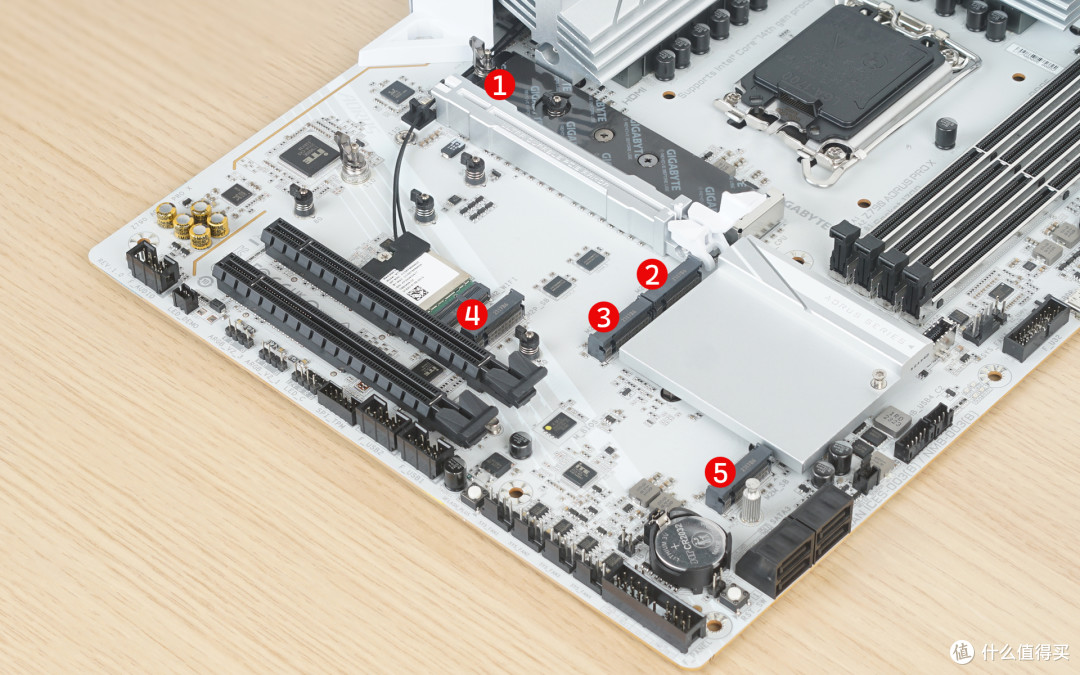 0接口,此外主板也提供了4个sata 6gps接口,可支持sata raid 0,raid 1
