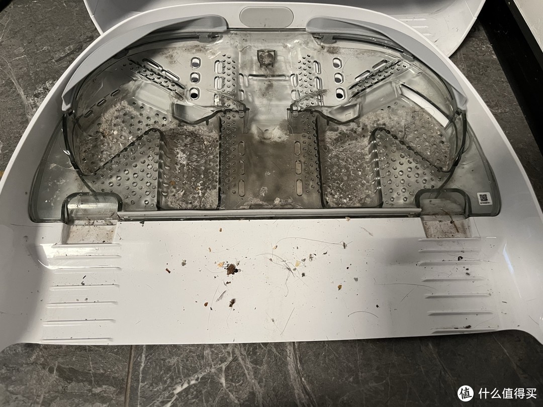 云鲸的清洁槽使用一周后，双层清洁槽上面是干净的，脏的泥都在下层，所以应该不会影响拖布清理，就是两周应该要拿出来洗一下。