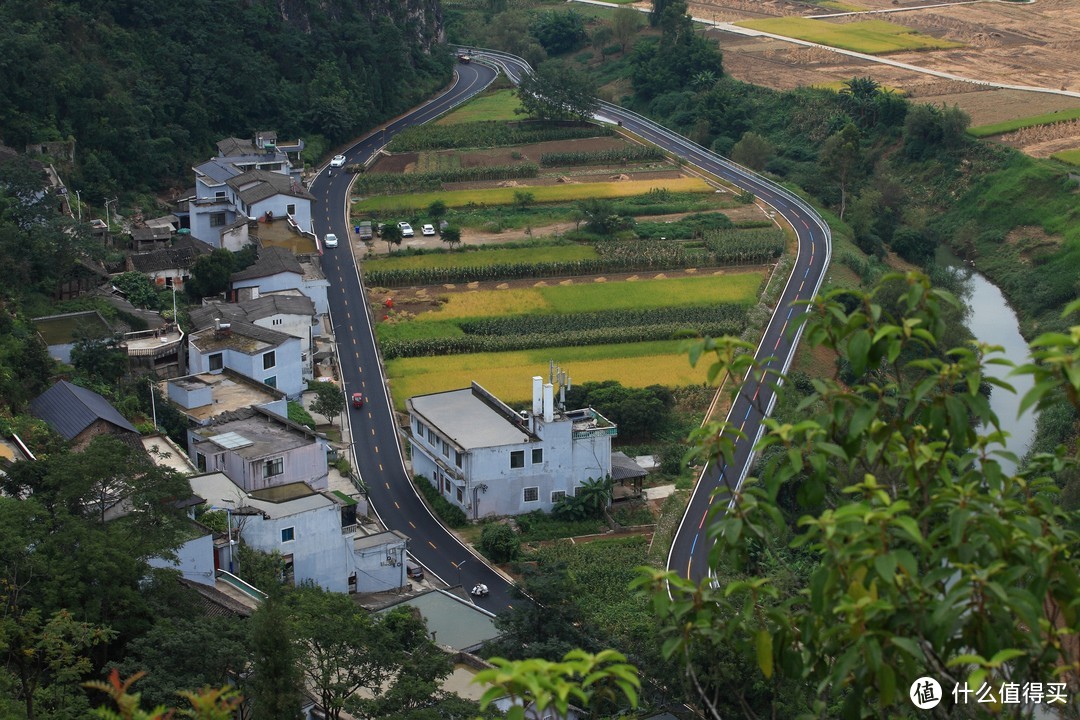 村庄小景，右边是电动自行车观光道。