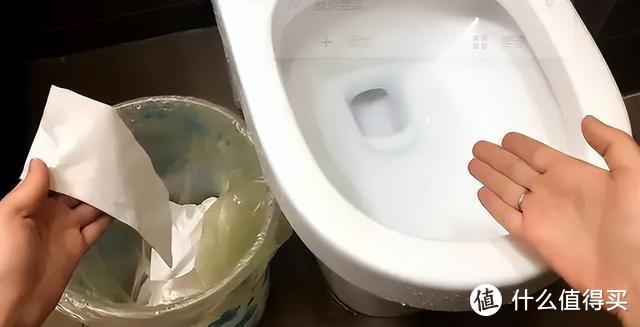 马桶里到底能“扔纸”吗？好多人都做错了，难怪厕所总是反味发臭