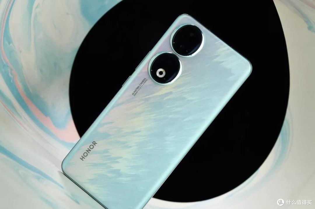 它不仅搭载了2亿像素主摄像头,还配备了1200万像素超广角镜头和200万