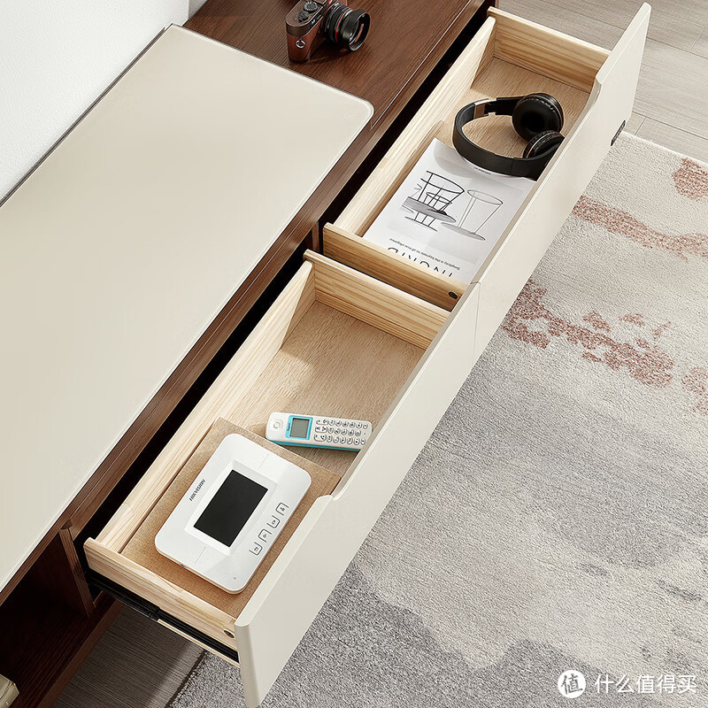 全友家居推出的现代简约木纹电视柜茶几是一款令人心动的家居产品。动人的木韵寻回时光中失落的质感