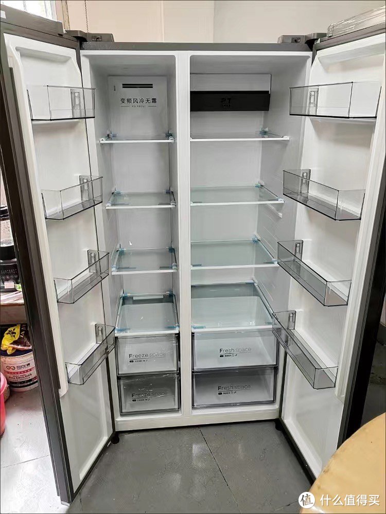 呆萌可爱的双门电冰箱，冷藏冷冻两相宜