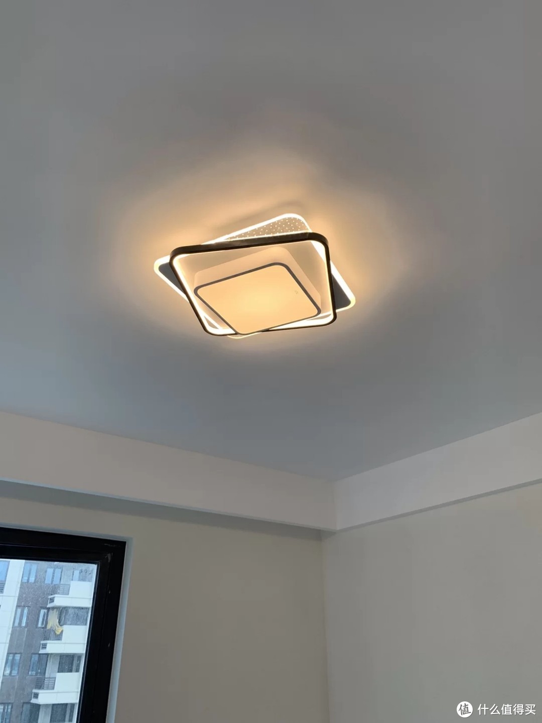 雷士照明家装吸顶灯：简约几何设计，智享舒适光感