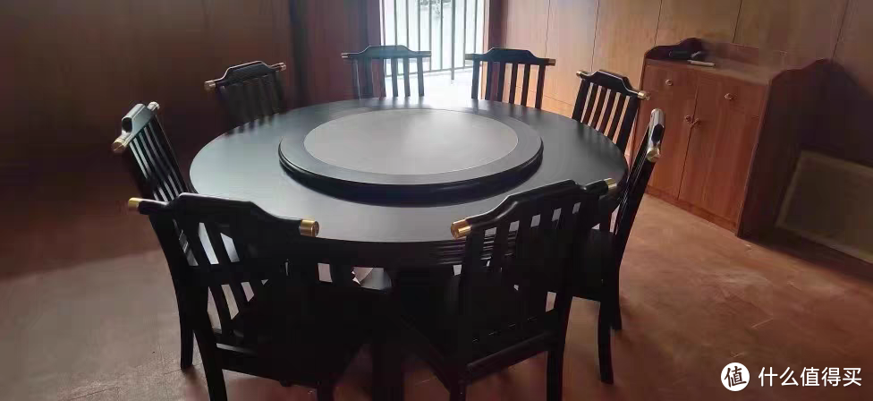 餐桌用实木做的更有质量感