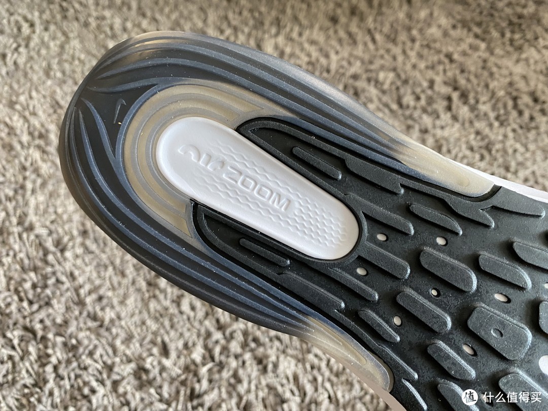 大气垫加持，黑金配色的Nike ZOOM ARCADIA 2