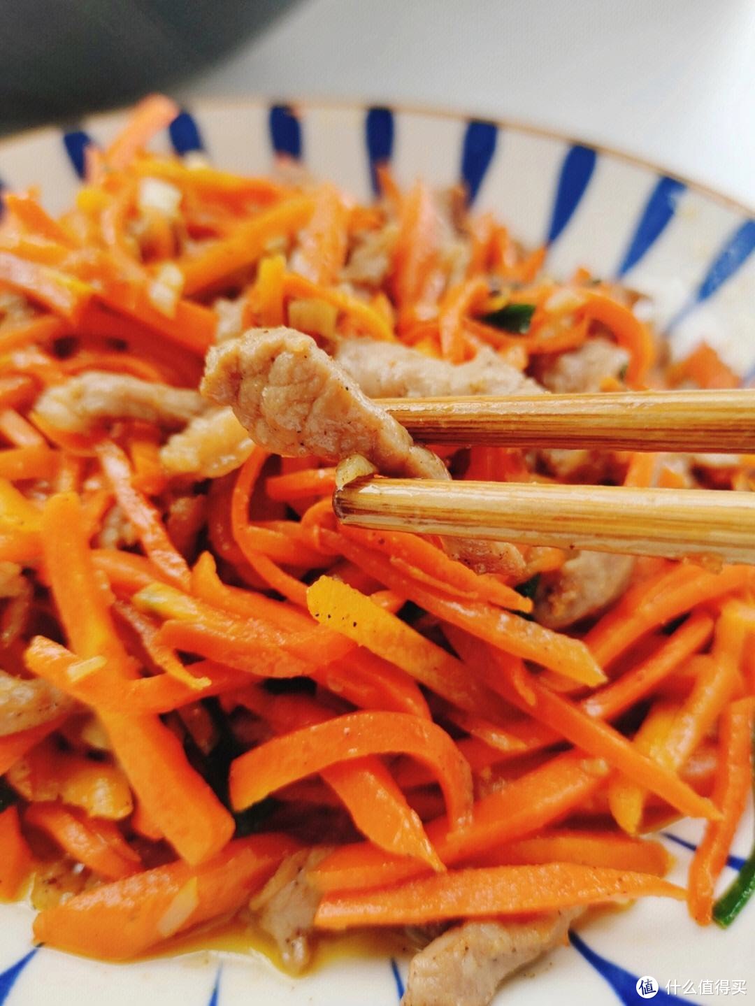 胡萝卜炒肉丝，一道经典的家常菜，让你品味地道的中国味道。