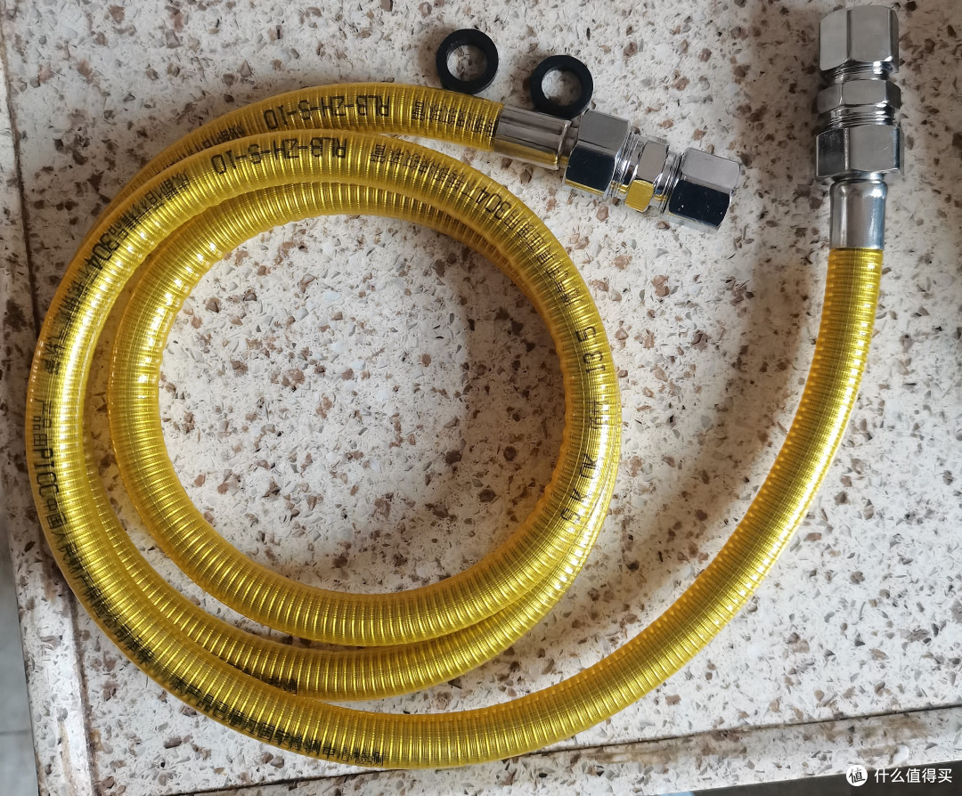 不受燃气公司工人忽悠，高级修理工自己动手换燃气波纹管。