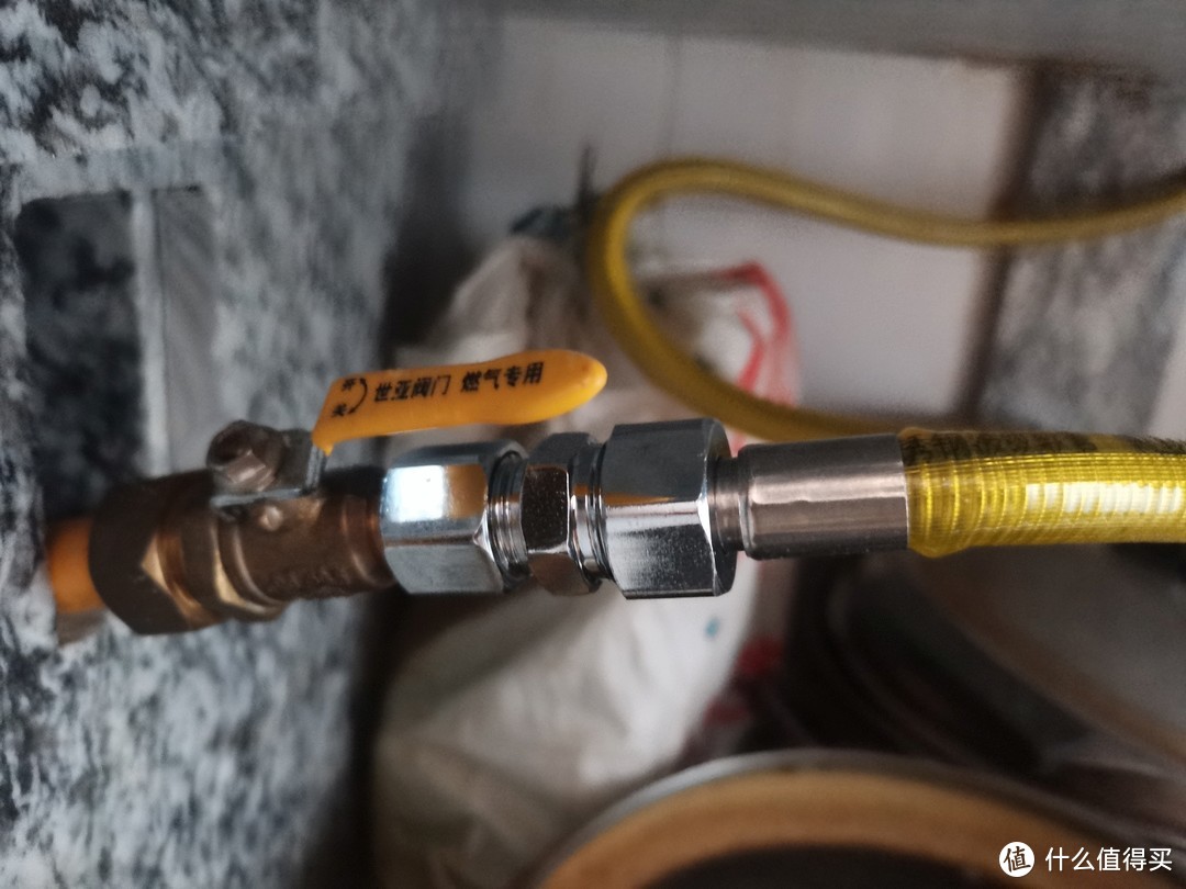 不受燃气公司工人忽悠，高级修理工自己动手换燃气波纹管。