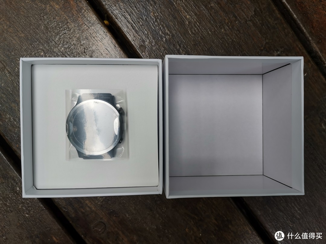 包装整体采用的是天地宝盒式设计，取下上盖可见手表居中“镶嵌”在纸托中