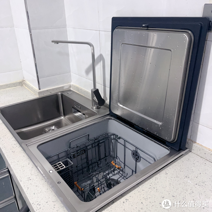 小空间厨房该选择水槽式还是台式？有一说一，水槽洗碗机真实使用体验到底如何？该不该选择水槽洗碗机？