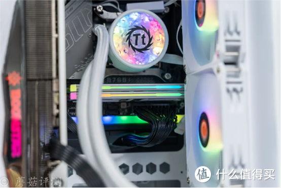 轻松塞进一张RTX4090，散热还十分优秀，Tt（Thermaltake）The Tower 200白色Mini迷你机箱 评测