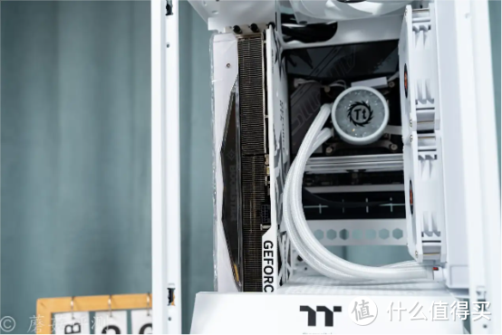 轻松塞进一张RTX4090，散热还十分优秀，Tt（Thermaltake）The Tower 200白色Mini迷你机箱 评测