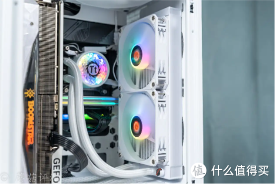 轻松塞进一张RTX4090，散热还十分优秀，Tt（Thermaltake）The Tower 200白色Mini迷你机箱 评测