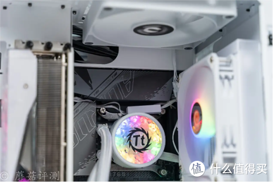 轻松塞进一张RTX4090，散热还十分优秀，Tt（Thermaltake）The Tower 200白色Mini迷你机箱 评测