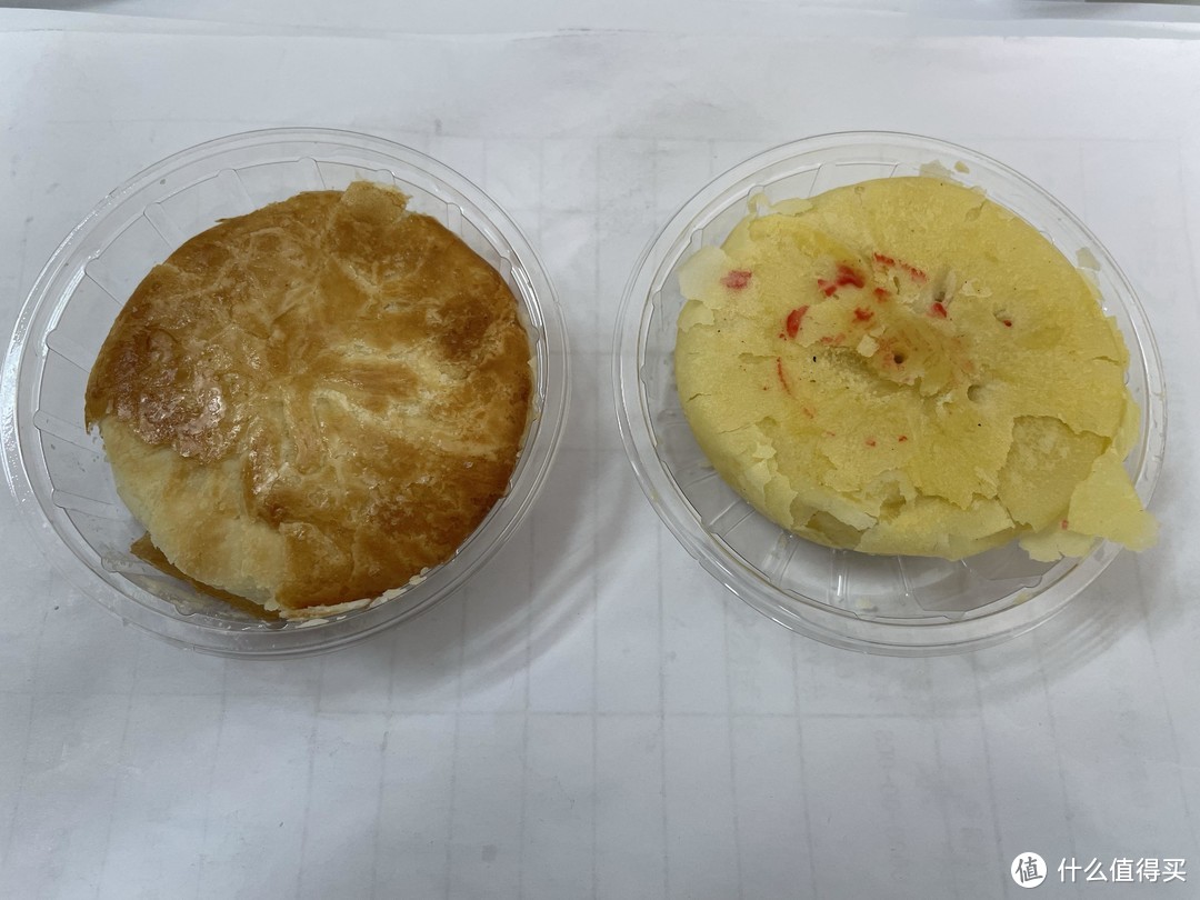 左边是玫瑰花饼，右边是茉莉花饼