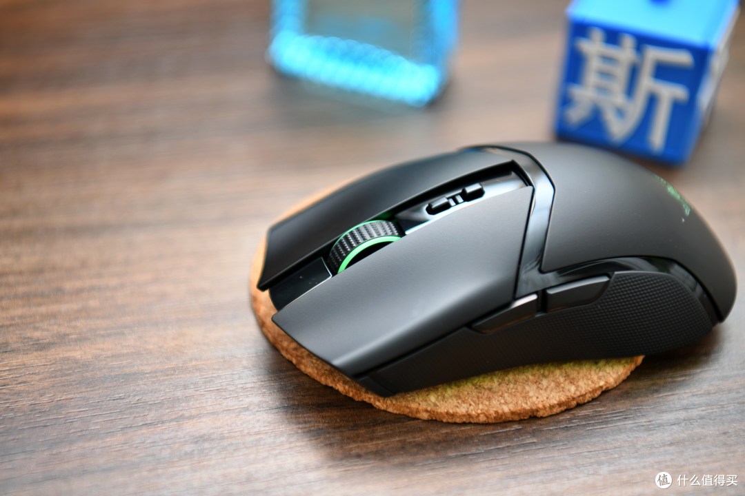 雷蛇眼镜蛇专业版采用了第三代雷蛇激光微动,0