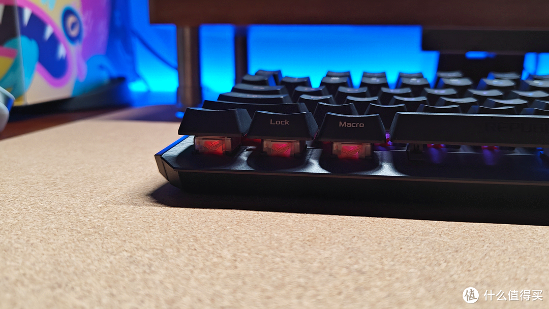 在87键与104键间自由转换，满足你的一切设想：ROG龙骑士2代机械键盘