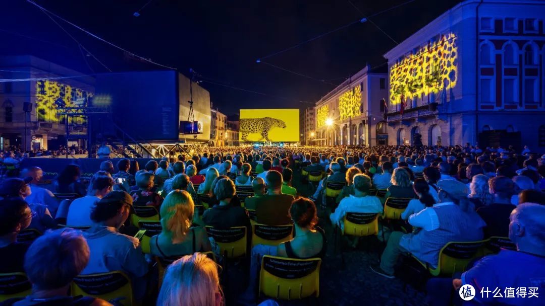 瑞士洛迦诺的“大广场（Piazza Grande）”是世界最大的露天电影院之一，可容纳8000人，电影节的重要活动在这里举办