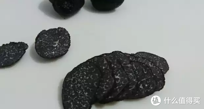 万万想不到，法国顶级美食黑松露，在中国居然叫作猪拱菌？