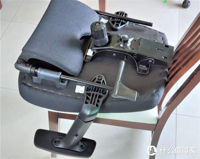 小新人体工学椅！腰背分区+135°大仰角，多维度配置设计更舒适